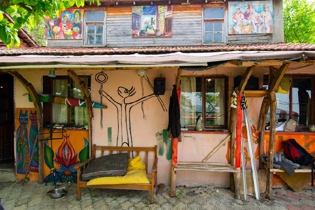 HELİKON ART CENTER (HELİKON SANAT MERKEZİ)